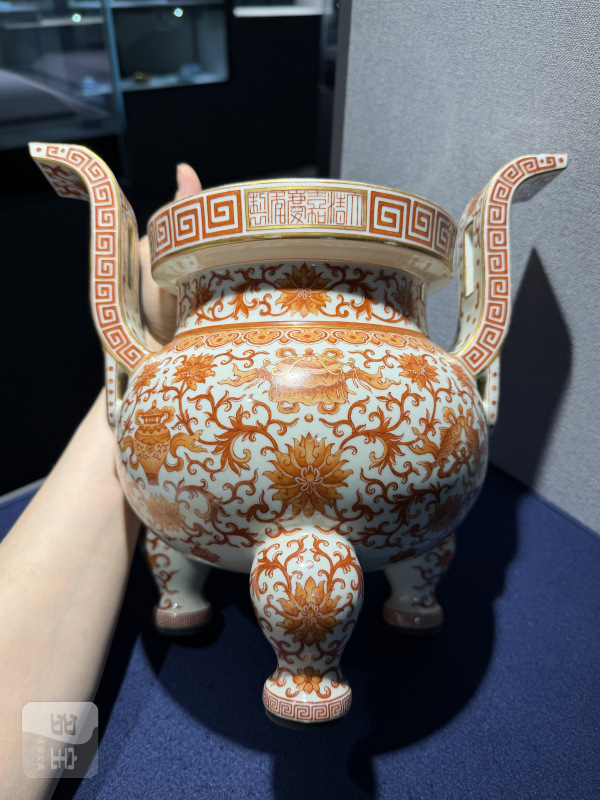 清嘉庆 矾红彩缠枝莲八吉祥纹朝冠耳炉 - 图5